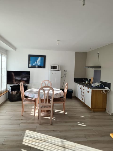 TV and multimedia, Kitchen or kitchenette, Dining area, oven, stove