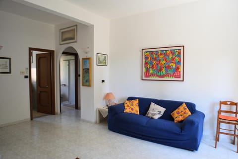 Communal lounge/ TV room, Library, Living room