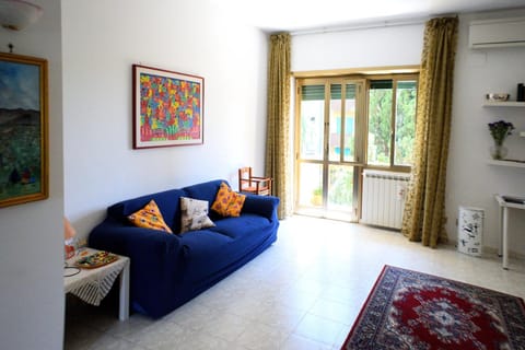 Communal lounge/ TV room, Garden, Garden, Balcony/Terrace, Balcony/Terrace, Living room, Lobby or reception, Garden view, Garden view