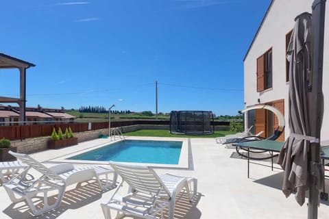 Property building, Patio, Day, Pool view, Swimming pool, sunbed
