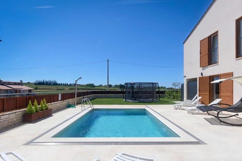 Property building, Patio, Day, Pool view, Swimming pool, sunbed