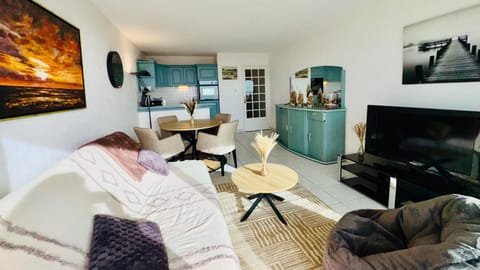 TV and multimedia, Kitchen or kitchenette, Living room, Dining area