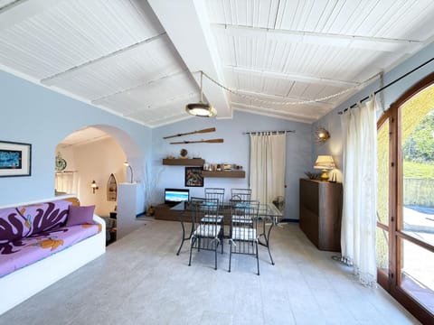 TV and multimedia, Living room, Photo of the whole room, Seating area, Dining area