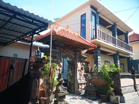 Nyoman19 Guest House Bed and Breakfast in Kuta