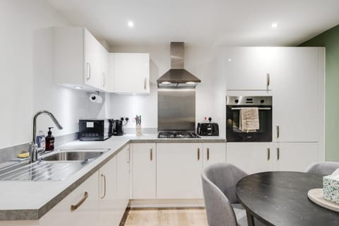 Coffee/tea facilities, Kitchen or kitchenette, Dining area, dishwasher, oven, stove, toaster