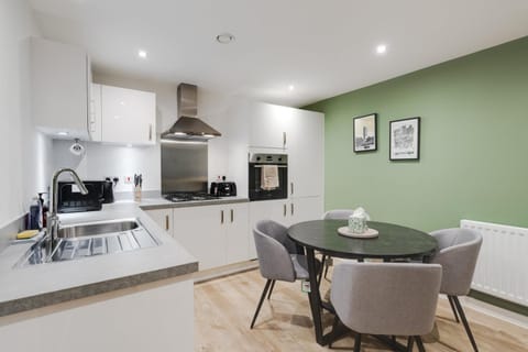 Coffee/tea facilities, Kitchen or kitchenette, Dining area, dishwasher, oven, stove, toaster