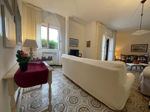 TV and multimedia, Living room, Photo of the whole room, Seating area, Dining area