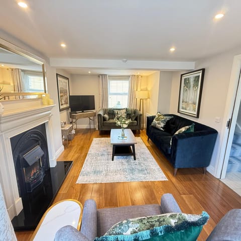 TV and multimedia, Living room, Seating area