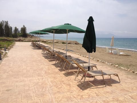 Villa Saraliana Sandy Beach Villas - Heated Pool - Jacuzzi - Private Beach Area Chalet in Poli Crysochous