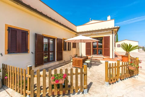 Facade/entrance, Balcony/Terrace, Dining area, Sea view