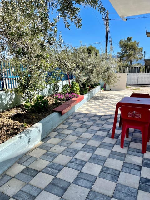 Property building, Day, Garden, View (from property/room), Balcony/Terrace, Dining area, Garden view, Parking