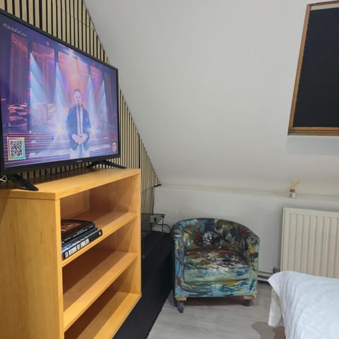TV and multimedia, Photo of the whole room, Evening entertainment, Bedroom