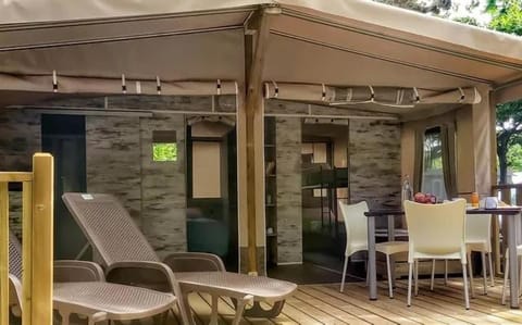 Shower, Toilet, Patio, Coffee/tea facilities, Balcony/Terrace, Kitchen or kitchenette, Bedroom, Garden view, Swimming pool, children, Family, stove