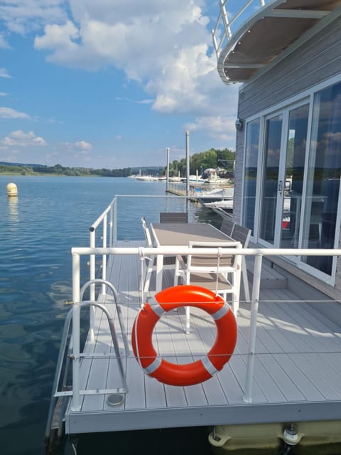 Shower, Toilet, Patio, Bathroom, Balcony/Terrace, Kitchen or kitchenette, Bedroom, Pets, Lake view, Pool view, River view, Family, bidet, stove