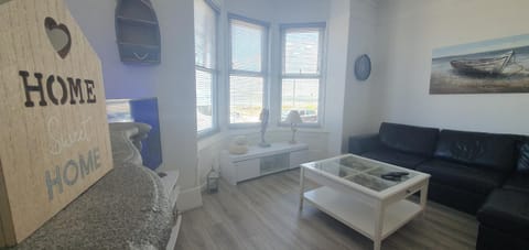 2 Harbour Views Apartment in Rhôs-on-Sea