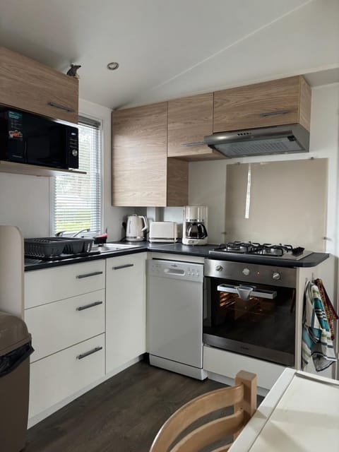 Coffee/tea facilities, Kitchen or kitchenette, dishwasher, stove, toaster