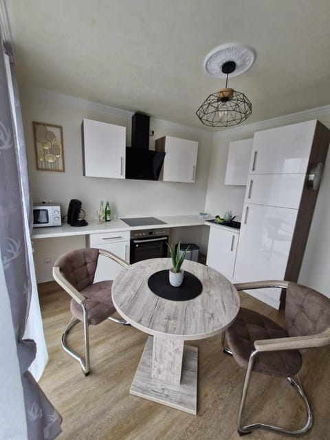 Kitchen or kitchenette, Seating area, Dining area