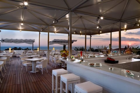 Restaurant/places to eat, Balcony/Terrace, Lounge or bar