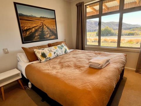 Bedroom, Mountain view