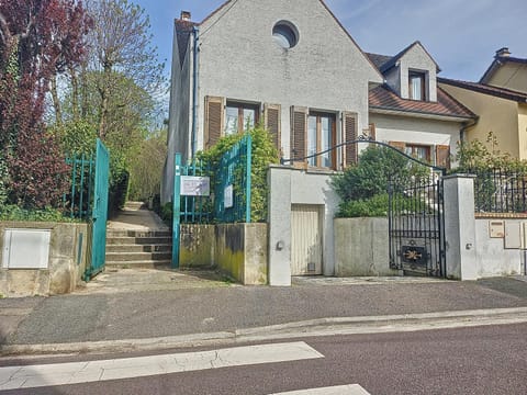 Maison familiale House in Suresnes