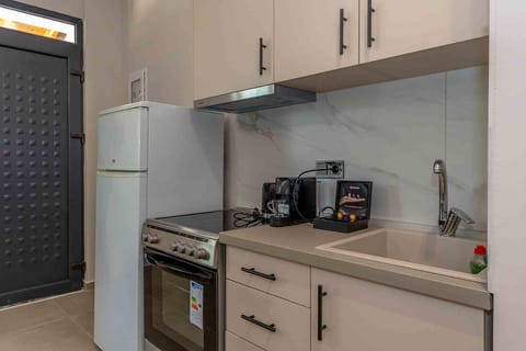 Coffee/tea facilities, Kitchen or kitchenette, stove