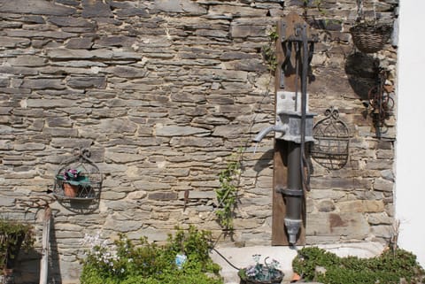 Decorative detail, Inner courtyard view