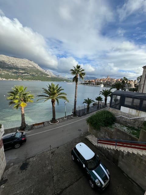 Property building, Day, Neighbourhood, Natural landscape, Mountain view, Sea view, Parking