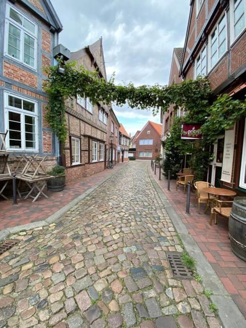 Property building, Day, Neighbourhood, City view, Street view, Location