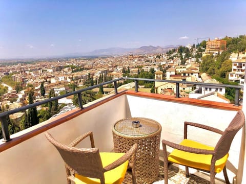 Balcony/Terrace, City view