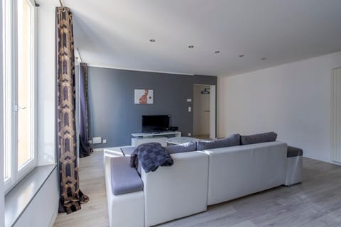 Communal lounge/ TV room, TV and multimedia, Living room, Seating area