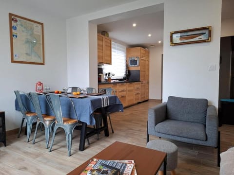 TV and multimedia, Kitchen or kitchenette, Living room, Seating area, Dining area, heating, microwave, oven