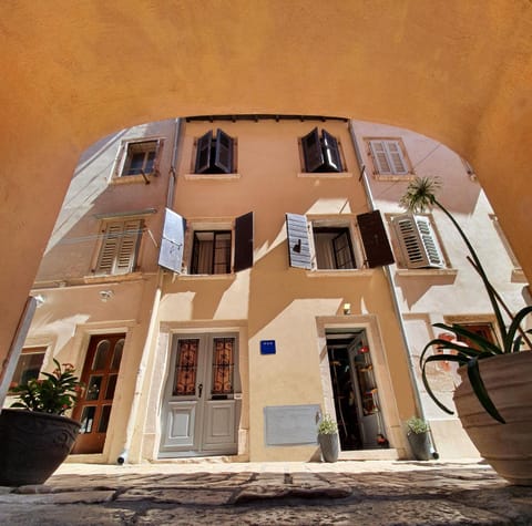 Property building, Facade/entrance, Day, Summer, On site, Street view
