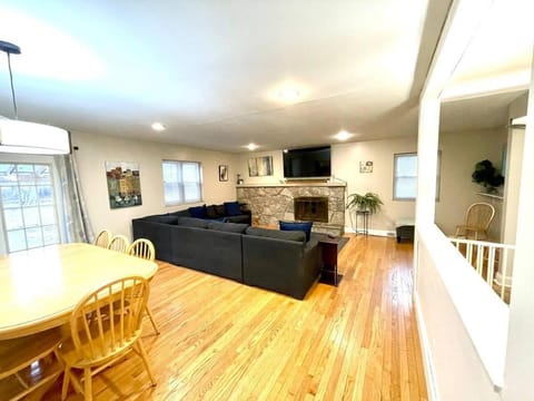 TV and multimedia, Living room, Seating area, pet friendly