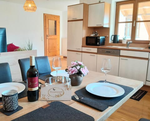 Kitchen or kitchenette, Seating area, Dining area, Alcoholic drinks