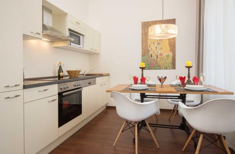 Kitchen or kitchenette, Dining area