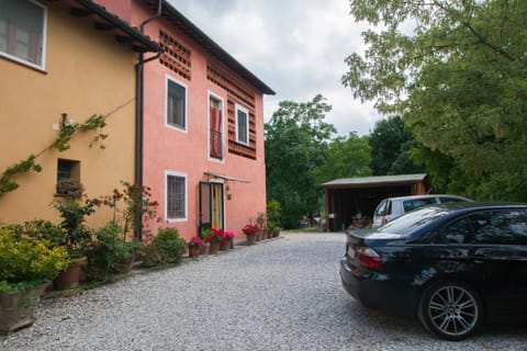 Ospitalità Rurale l'Uccelliera Bed and Breakfast in Lucca