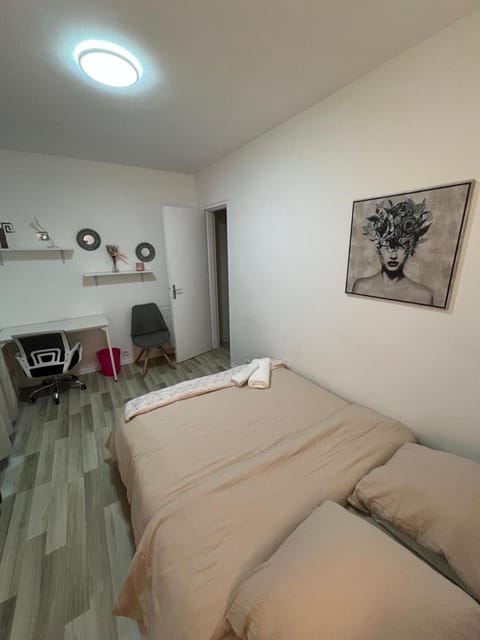 Bed, Photo of the whole room, Seating area, Bedroom