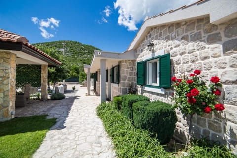 Property building, Patio, Spring, Day, Garden, Garden view, Street view