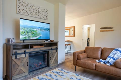 TV and multimedia, Living room, Evening entertainment