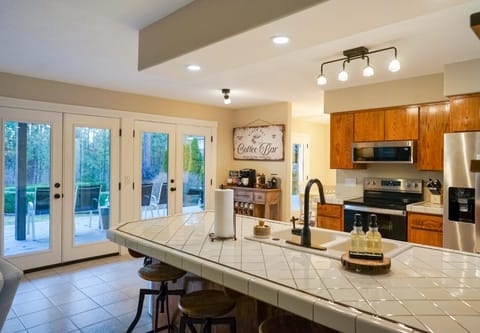 Kitchen or kitchenette, Dining area, dishwasher, oven, stove, toaster