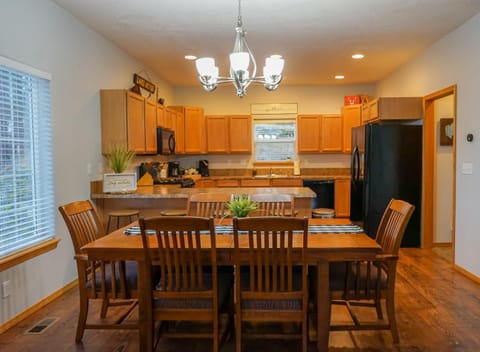 Kitchen or kitchenette, Dining area, dishwasher, stove