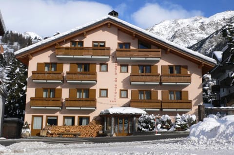 Facade/entrance, Winter