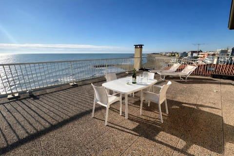 Natural landscape, Balcony/Terrace, Beach, Sea view, sunbed