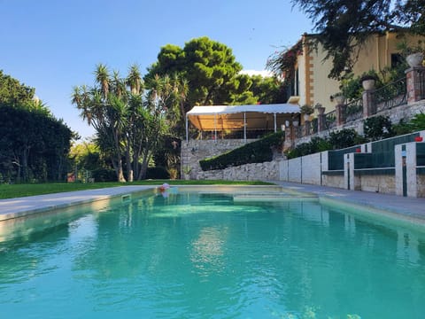 Property building, Day, Summer, Garden, Garden view, Swimming pool