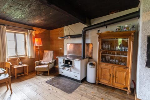 Kitchen or kitchenette, Seating area, oven, stove