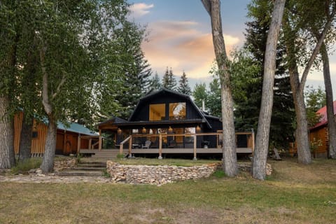 SF Riverfront Retreat House in South Fork