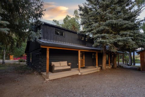 SF Riverfront Retreat House in South Fork