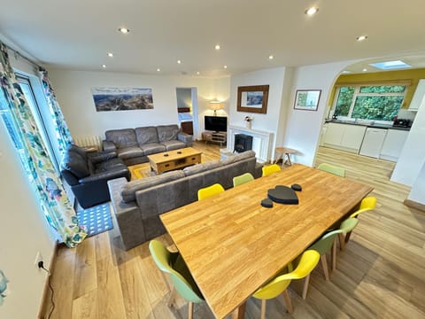 TV and multimedia, Kitchen or kitchenette, Living room, Seating area, Dining area