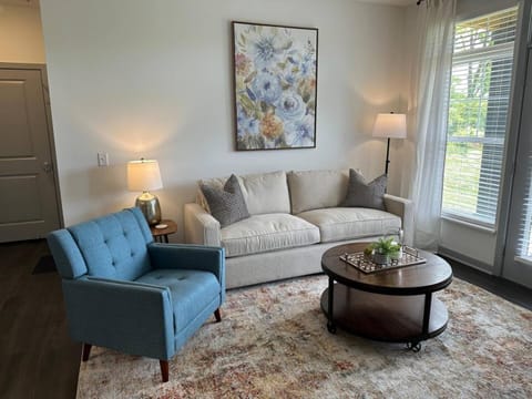 Designer Monthly 1BR 1st Floor Walk-In Shower Apartment in Hilliard