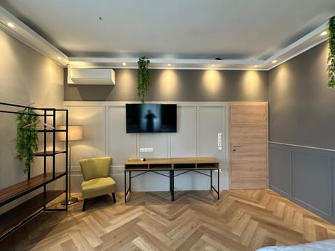 TV and multimedia, Photo of the whole room, Bedroom